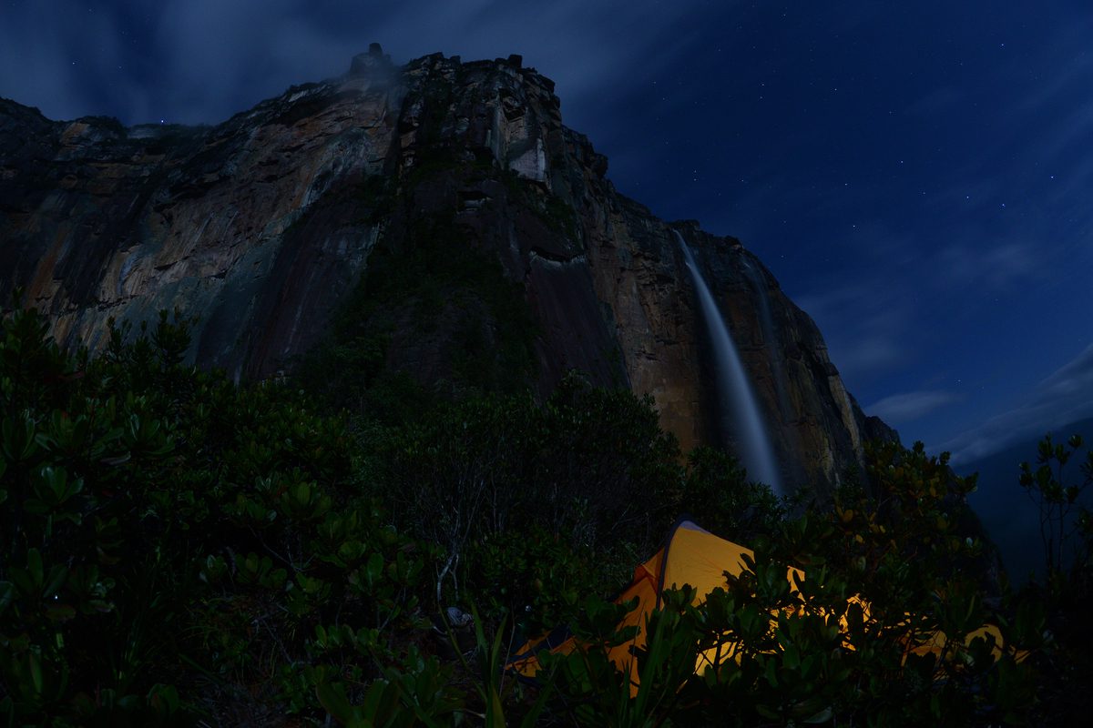 Mitad de la pared _ Noche_Vivac