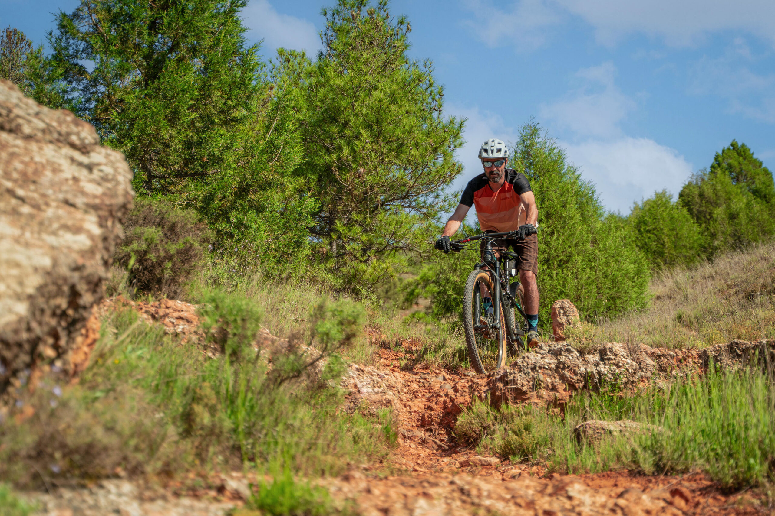 foto de ciclistas por el monte