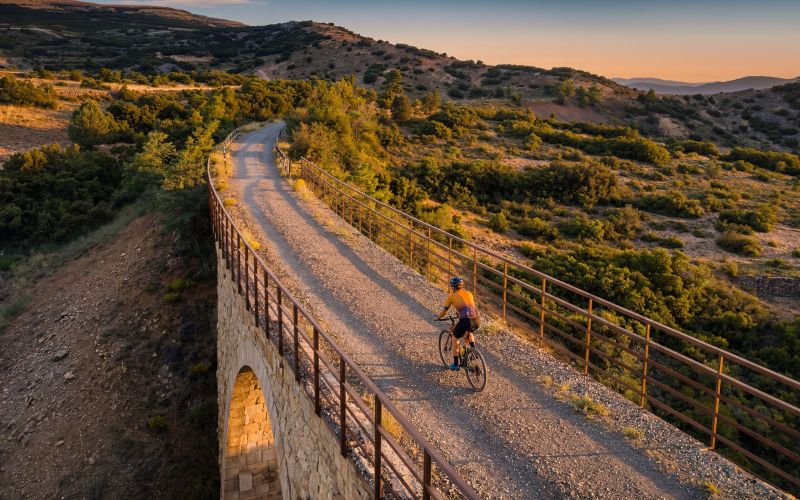 Foto de ciclista por el monte