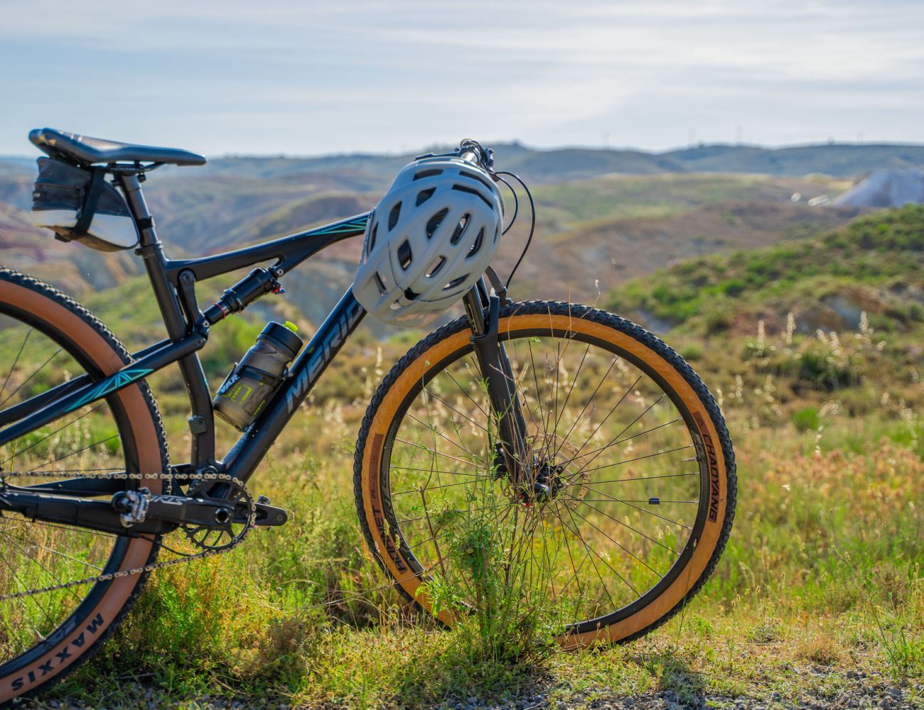 foto de ciclista por el campo